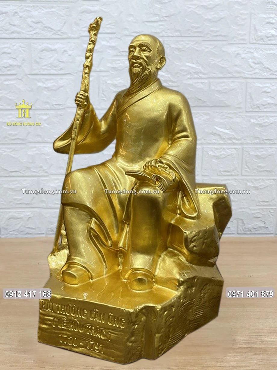 Ông được đúc theo dáng ngồi vô cùng uy nghiêm